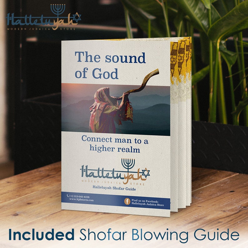 Op de afbeelding: Een wit boekje met een gouden rand en een afbeelding van een persoon die op een sjofar blaast. De tekst op de omslag luidt "Het geluid van God" en "Verbind de mens met een hoger rijk". Het boekje is getiteld "Halleluyah Sjofar Gids" en bevat een telefoonnummer en een websiteadres. Het boekje ligt op een houten oppervlak.