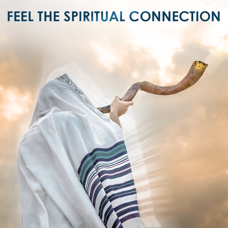 Op de afbeelding: Een persoon draagt een witte gebedsmantel met blauwe en zwarte strepen en blaast op een sjofar, een ramshoorn, tegen een bewolkte lucht. De tekst "FEEL THE SPIRITUAL CONNECTION" staat in blauwe letters bovenaan de afbeelding.