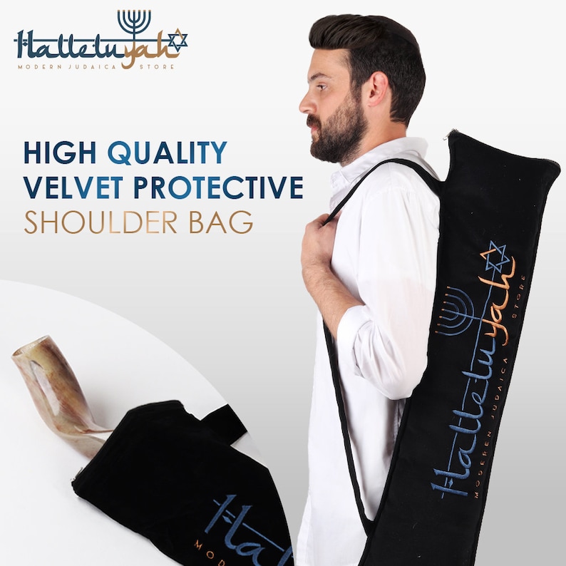 Op de afbeelding: Een zwarte fluwelen schoudertas met een band. De tas heeft de tekst "Halleluyah" geborduurd in blauwe en gouden draad. De tas is ontworpen om een sjofar in te bewaren.
