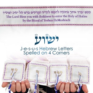K&ouml;nnte beinhalten: Vier wei&szlig;e Stoffquadrate mit aufgestickten hebr&auml;ischen Buchstaben. Die Buchstaben ergeben "Yeshua" in Hebr&auml;isch. Die Quadrate werden von den H&auml;nden einer Person gehalten. Der Text &uuml;ber den Quadraten lautet "J-e-s-u-s Hebr&auml;ische Buchstaben auf 4 Ecken geschrieben".