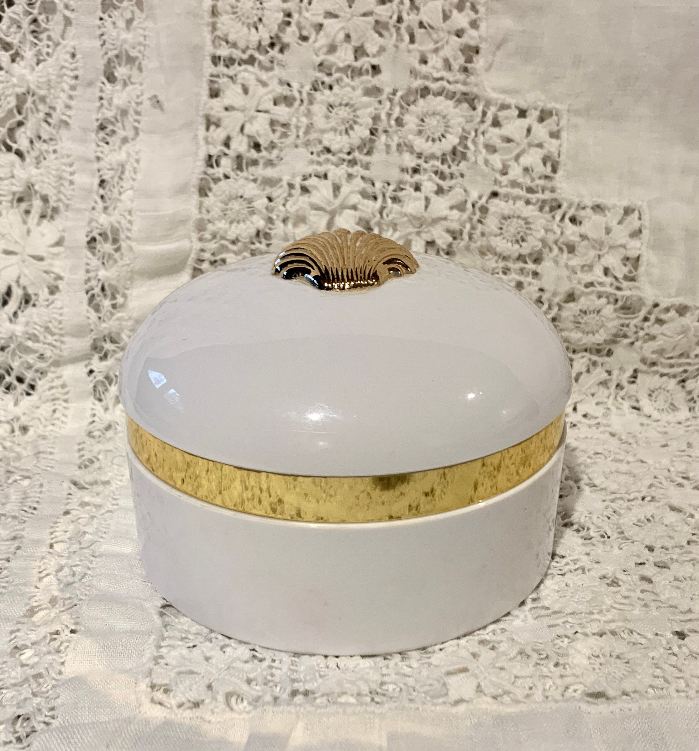 Empty- Vintage Estee Lauder White Linen Dusting Powder Empty