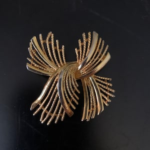 Vintage Gold Tone Abstract Ribbon Avant Garde Brooch - A1864