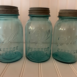 ONE Blue Ball Mason Jar, With Zinc Lid, Perfect Mason, Made around 1910, Antique Quart Jar, Vintage Blue Jar, Antique Decor, Blue Glass