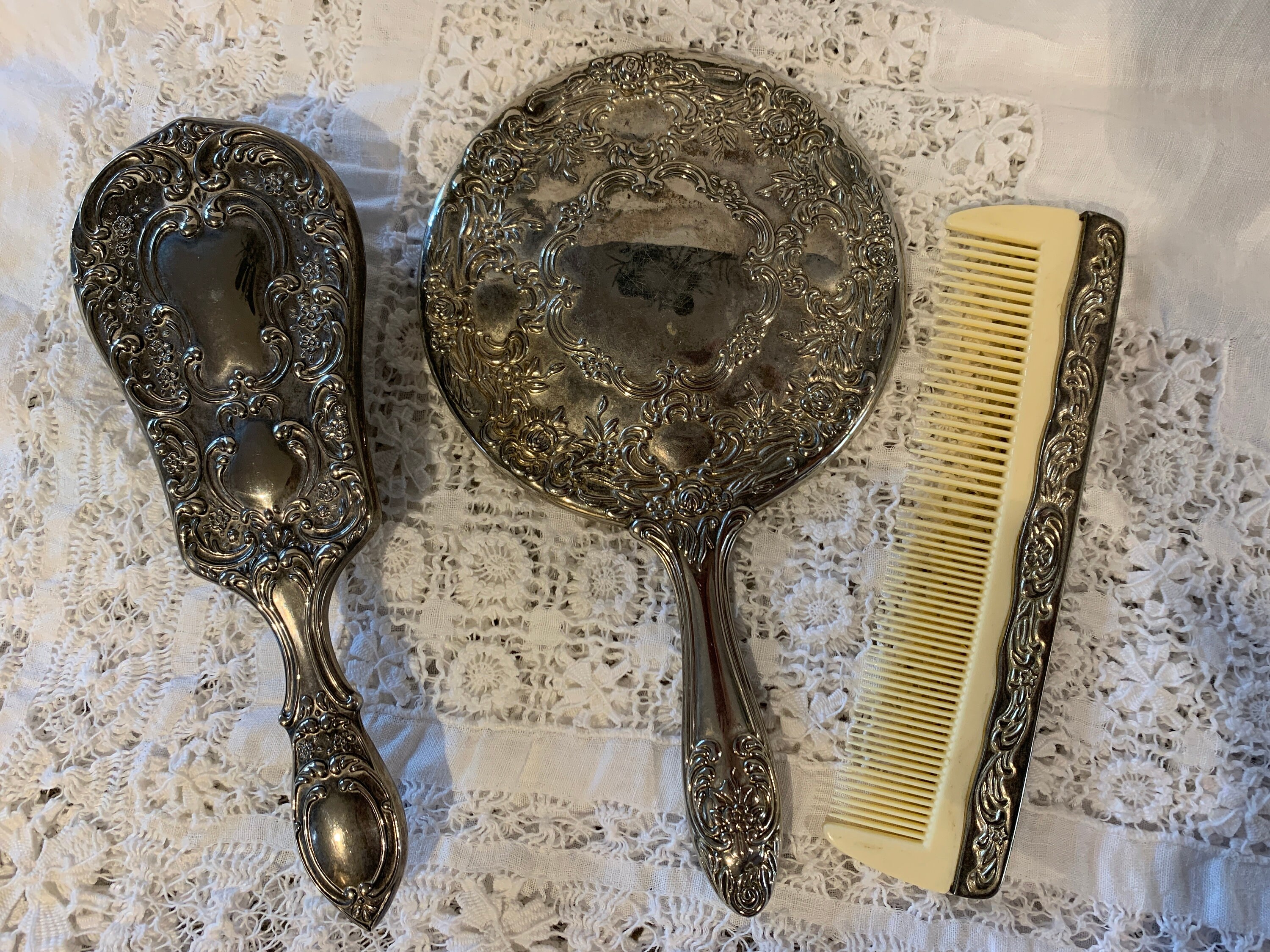 Vintage Silver Plated Vanity Set – Floral Hand Mirror, Brush  display picture 3