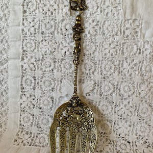 UGO BELLINI ITALIAN Rampant Lion/Cherub Ornate Repousse Large Buffet/Cold Meat Serving Made in Italy Fancy Serving Fork