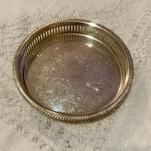 Vintage 9 1/4&quot; Round Bar Tray- Silverplate Round Tray- Elegant Tray-Beautiful vintage serving tray