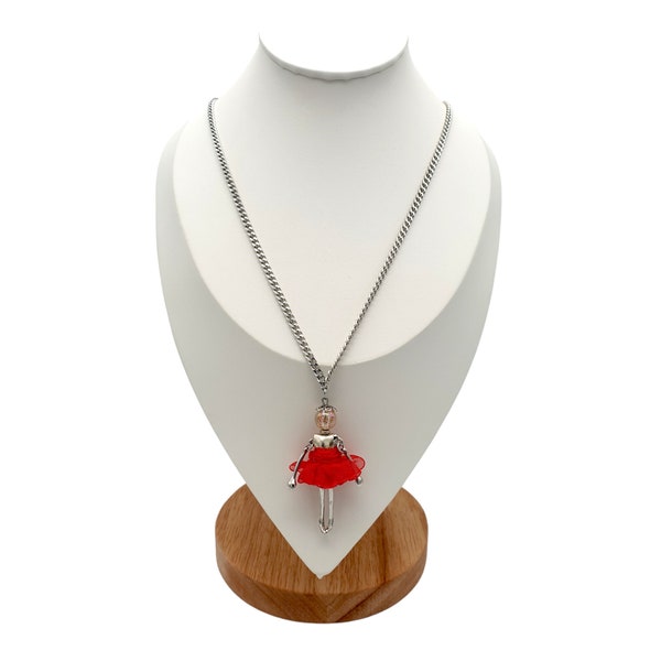 Collier en acier 70 CM avec pendentif DOLL avec robe rouge. Fait à la main. Idées de cadeau.