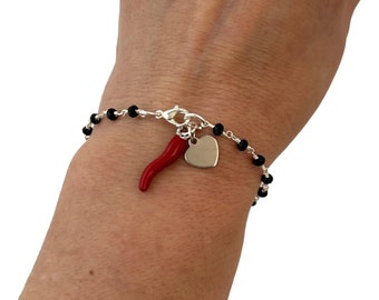 Bracciale stile rosario con cristalli neri, ciondoli cornetto rosso portafortuna e cuore argento. Realizzato a mano.