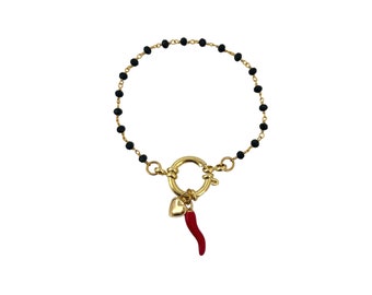 Bracelet style chapelet avec cristaux noirs et pendentif corne porte-bonheur rouge et coeur sacré en or. Fait à la main.