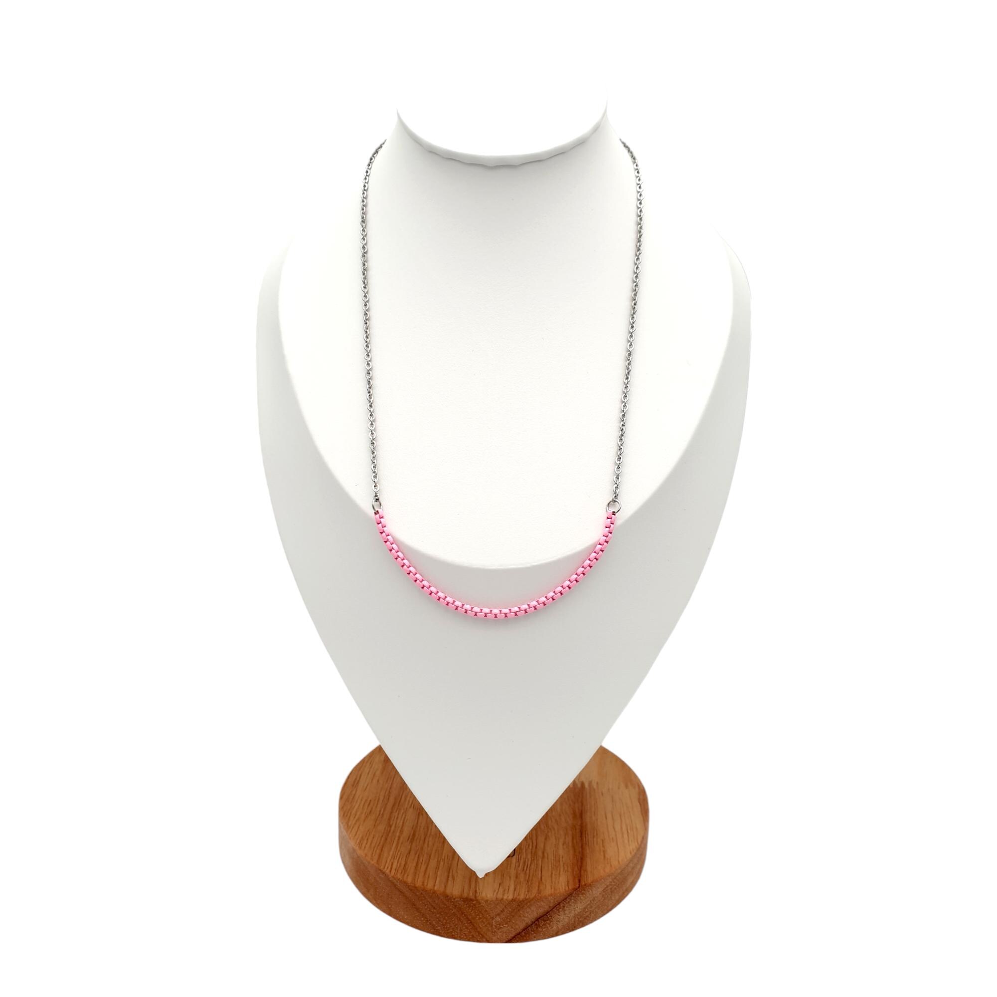 Collana con catena a pallini e iniziale in smalto fucsia - - L