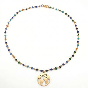 Collar con colgante de mapa del mundo dorado y cristales de colores, regalo para viajeros, joyería Wanderlust, collar bohemio chic.