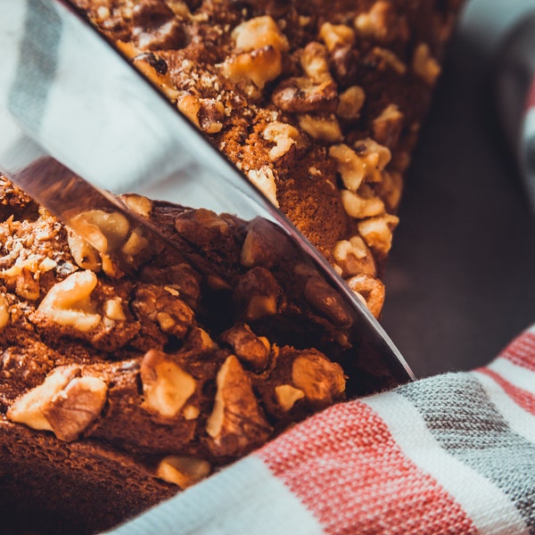 Schneiden von frisch gebackenem Bananenbrot mit Messer, Food-Fotografie, druckbarer digitaler Download