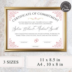 Pode incluir: Um certificado de compromisso emoldurado com uma borda dourada. O certificado tem um design floral rosa e o texto "Certificate of Commitment". Inclui os nomes Silvia Wilson e Michael Smith e a data de 28 de julho de 2050. O certificado está disponível em 3 tamanhos: 27,9 x 21,6 cm, A4 e 25,4 x 20,3 cm.