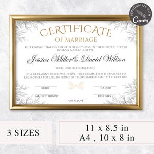 Può includere: Un certificato di matrimonio incorniciato con bordi dorati. Il certificato recita "Certificate of Marriage" e include i nomi Jessica Miller & David Willson. Il certificato è decorato con elementi floreali ed è disponibile in 3 misure: 27,9 x 21,6 cm, A4 e 25,4 x 20,3 cm.