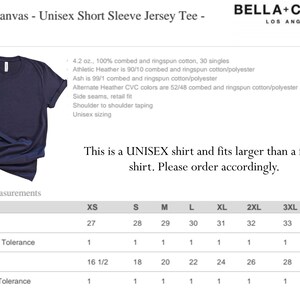 K&ouml;nnte beinhalten: Ein marineblaues Unisex-T-Shirt mit kurzen &Auml;rmeln von Bella + Canvas. Das Bild enth&auml;lt fertige Ma&szlig;e f&uuml;r verschiedene Gr&ouml;&szlig;en, mit K&ouml;rperl&auml;ngen von 68,5 bis 86,4 cm und K&ouml;rperbreiten von 41,9 bis 76,2 cm. Das Shirt besteht aus einer Baumwollmischung.