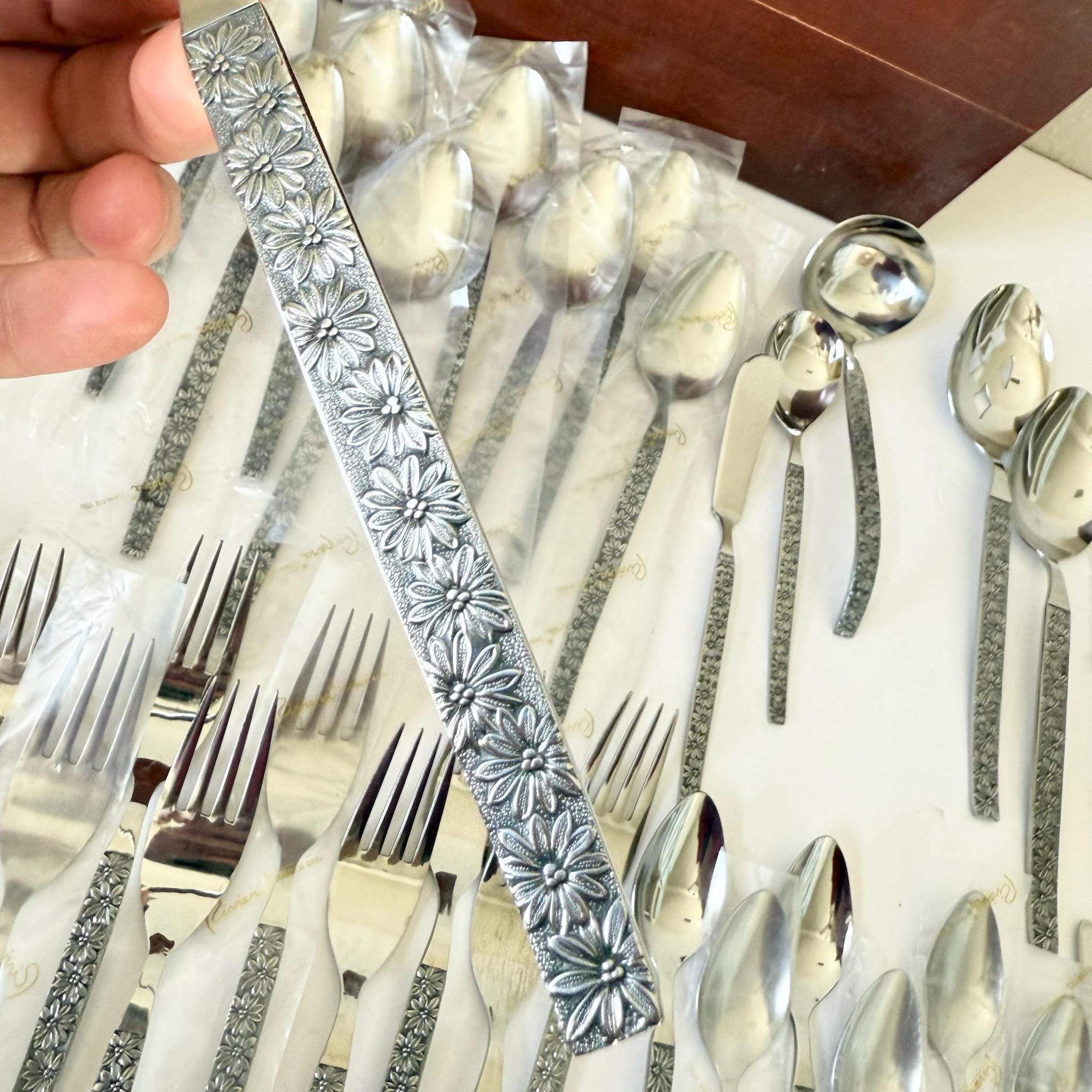 英国イタリア名門タイ5本セット ドレイクス ステファノビジ ブリューワー Vintage Riviera Daisy Flatware Set 67 Piece Moana Pattern