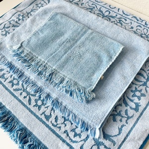 Set of 4 Vintage Blue Fringe Bath Towels, Mid Century Sears Velvet Touch Medallion Blue Terry Towels Set, Matching 70s Fringed Bath Towels