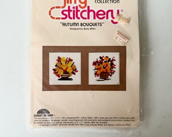 Jiffy Stitchery Kit 5 x7 Crewel KitsSealed AUTUMN BOUQUETS - Vintage 1980er Jahre Handarbeiten Bastelpackungen - Natur Schmetterlinge Pflanzen Blumen