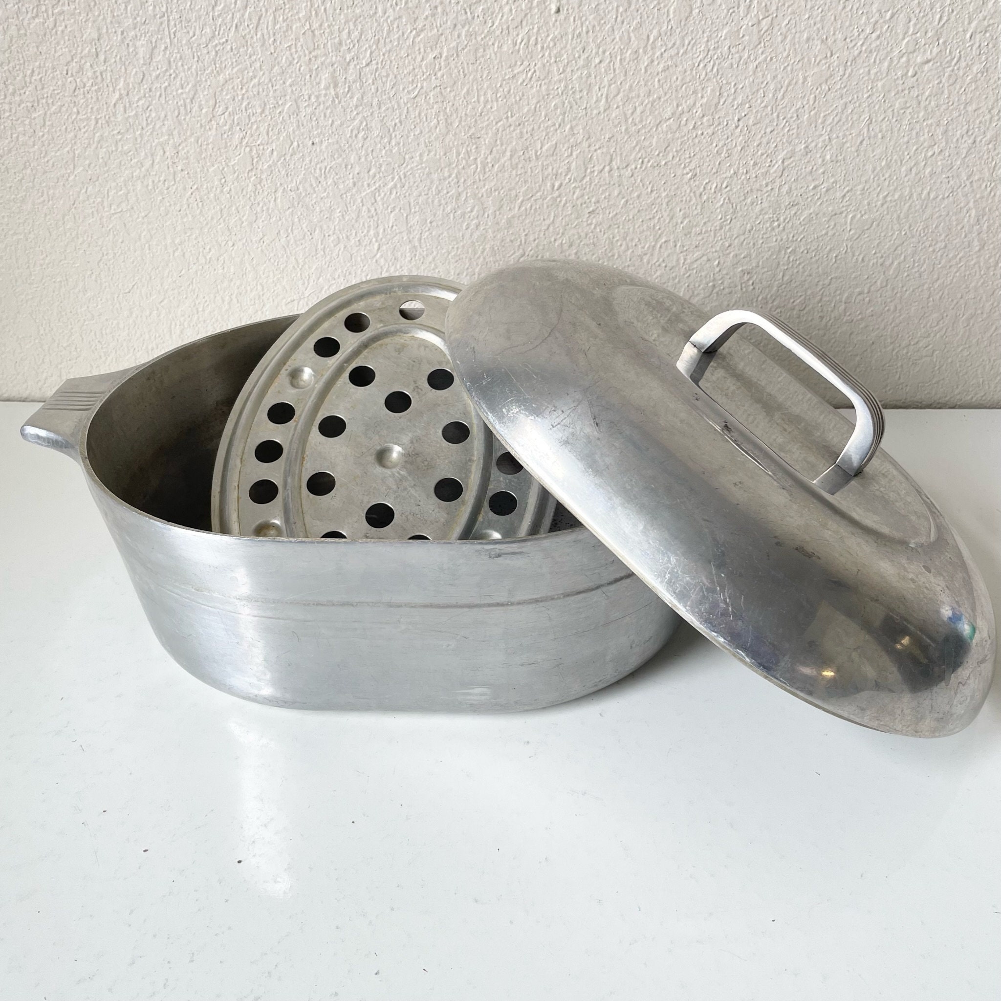 Vintage Wagner Ware Magnalite Oval Roaster 4265-P Aluminum w/Trivet for  Sale in Temecula, CA - OfferUp