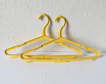 Perchas de plástico amarillas vintage - Decoración de armario de mediados de siglo - Juego de 2