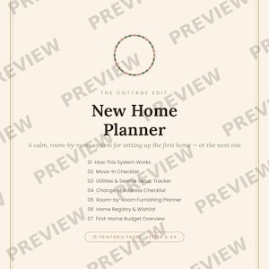 Może przedstawiać: Kremowa okładka planera z tytułem The Cottage Edit New Home Planner. Zawiera grafikę wieńca kwiatowego, listę siedmiu sekcji, w tym Move-In Checklist i Budget Overview, oraz informację o 15 stronach do druku w formacie A4.