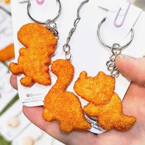 Sleutelhanger Dino Nuggets: handgemaakt foodiecadeau van polymeerklei