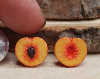 Orecchini a bottone con pesca: gioielli fatti a mano con frutta in miniatura spaiata