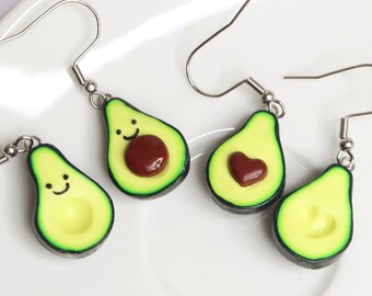 Jolies boucles d'oreilles avocat/boucles d'oreilles avocat kawaii/boucles d'oreilles avocat coeur noyau/avocat heureux/cadeau pour amateur d'avocat/nourriture miniature/bijou avocat