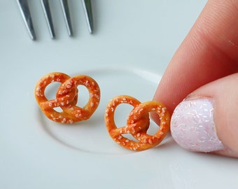 Pendientes de botón con forma de pretzel en miniatura: Joyería de comida con arcilla polimérica