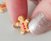 小さなジンジャーブレッドマンのスタッドピアス：手作りクリスマス