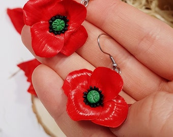 Pendientes colgantes de amapola: joyería artesanal con flores rojas.
