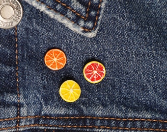 Conjunto de Broches Cítricos: Broches artesanais em argila polimérica em formato de limão, laranja e toranja.