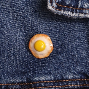 Fried Egg Pin/Sunny Side Up Eggs/Fried Egg Brooch/Food Pin/Breakfast Pin/Fried Egg Badge/Fried Egg Gift/Food Jewelry/Cute Pin/Foodie&#39;s Pin