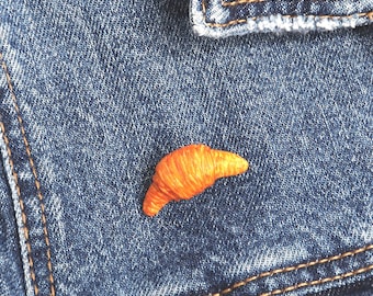 Croissant Pin/Croissant Brooch/ Food Pin/Bakery Pin/Croissant Lover Gift/Pastry Pin/Food Badge/Food Jewelry/Cute Pin/Foodie&#39;s Pin