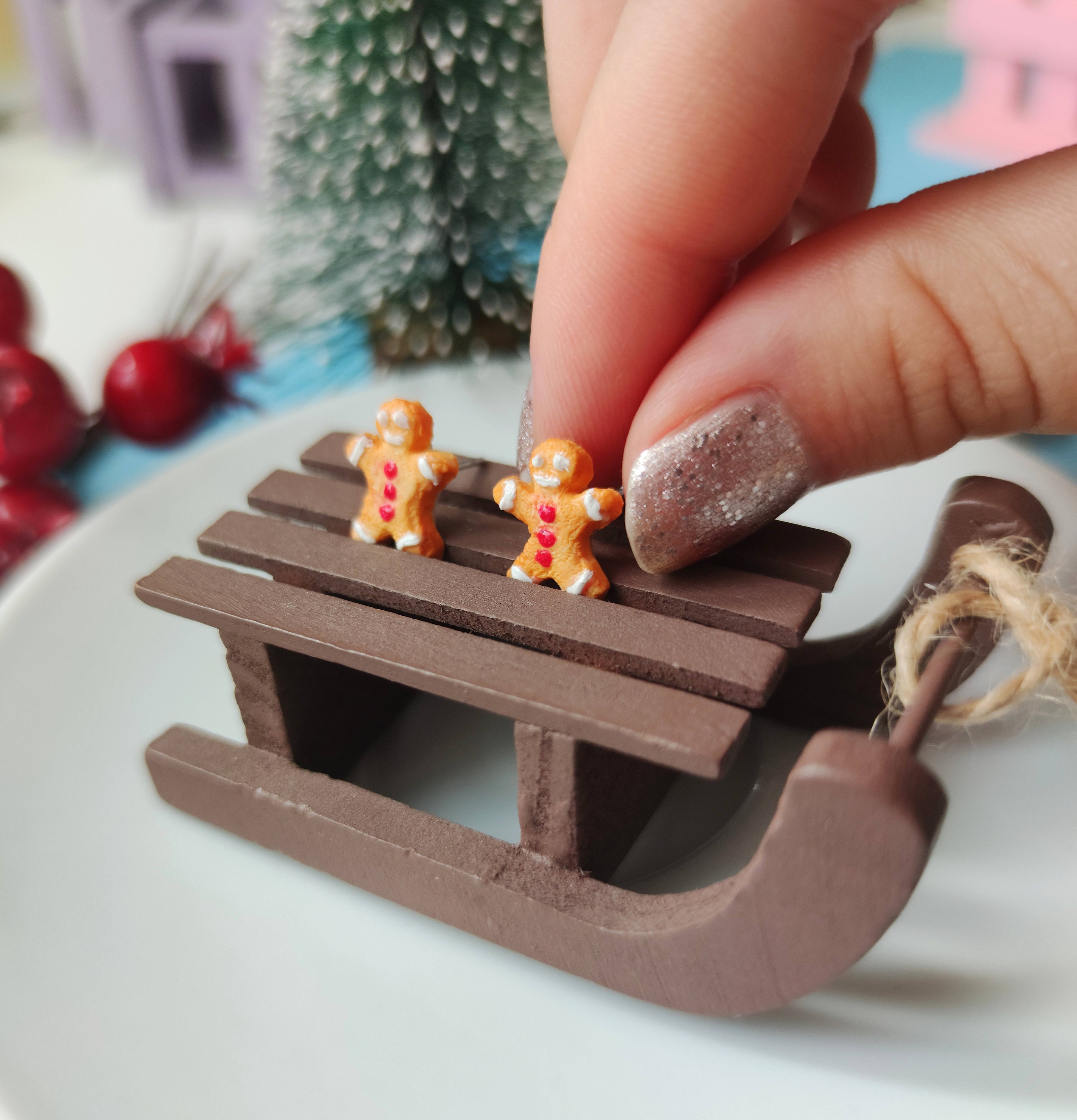 小さなジンジャーブレッドマンのスタッドピアス：手作りクリスマス