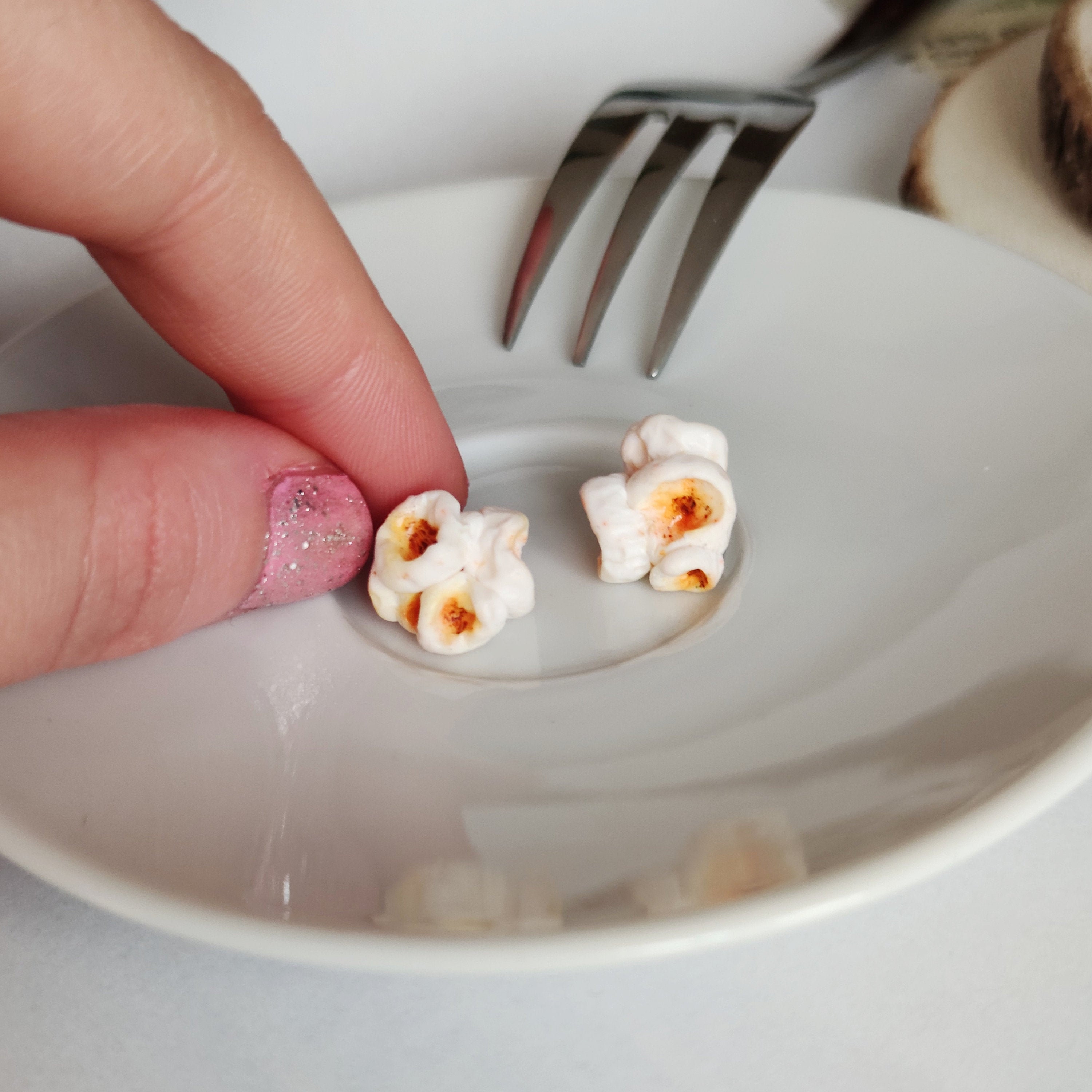 Hand Getekende Kinderen Tekenen Stijl Grappige Schattige Grijze Kat Kattenvoer Eten In Een Cartoon Stijl 50672067