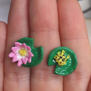 Pendientes de nenúfar con rana: pendientes desiguales de flor de loto hechos a mano imagen 2