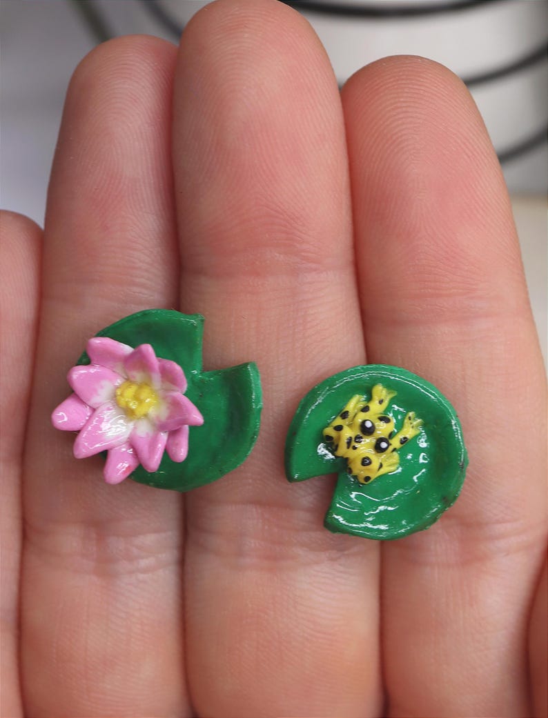 Pendientes de nenúfar con rana: pendientes desiguales de flor de loto hechos a mano imagen 2