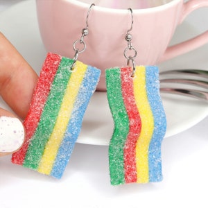 Rainbow Sour Belts Godisörhängen: Roliga sura gummimatsmycken
