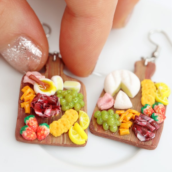 Boucles d'oreilles planche de charcuterie/boucles d'oreilles charcuterie/boucles d'oreilles aliments miniatures/boucles d'oreilles planche de fromage/boucles d'oreilles amusantes/cadeau charcuterie