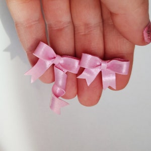 Rosa Schleife Ohrringe/ Schleife Ohrstecker/ Geschenk für sie/ Band Ohrringe/Süße Ohrringe/ Kawaii Ohrringe/Statement Ohrringe/Mismatched Ohrringe