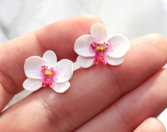 Pendientes de orquídea blanca: joyería floral de arcilla hecha a mano