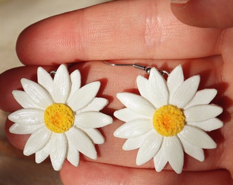 Boucles d’oreilles Daisy Dangle/Boucles d’oreilles à fleurs blanches/Boucles d’oreilles Daisy/Boucles d’oreilles à fleurs de marguerite mignonnes/Boucles d’oreilles de printemps/Boucles d’oreilles à la camomille/Cadeau pour elle