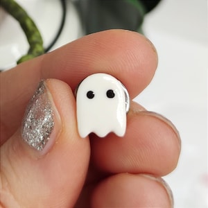 小さなゴーストピン/ハロウィンピン/秋のブローチ/粘土ゴーストバッジ/ミニマリストゴースト/かわいいゴースト/ハロウィンジュエリー/ハロウィンギフト