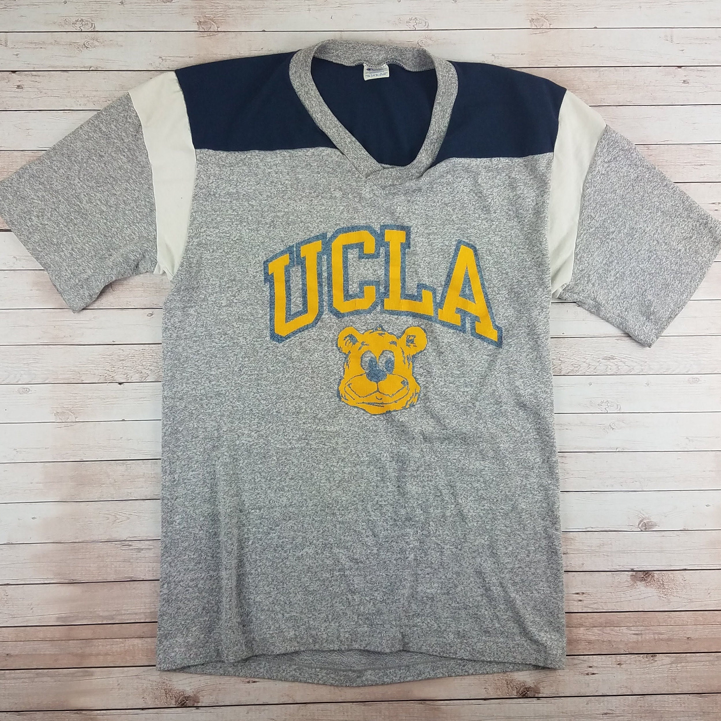 Kleding Gender-neutrale kleding volwassenen Tops & T-shirts Polos UCLA University of California Los Angeles Spellout Polo Shirt Half Button Vintage 80s Zeldzame! 