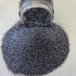 Mezcla de purpurina metálica ultrafina de poliéster con efecto plomo - Gris brillante Plata oscura Suministros para manualidades 2 oz Agitador para vasos Uñas de resina imagen 1