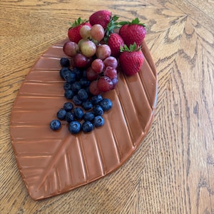 Artisan Handmade Ceramic Leaf Serving Dish – Nature-Inspired Pottery Platter, Botanical Centerpiece, Functional Ceramic Art