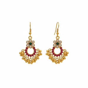 Peut inclure: Une paire de boucles d'oreilles pendantes dorées avec un motif floral central orné d'une pierre verte et de cristaux clairs. Sous la fleur, un cadre circulaire est agrémenté de pierres roses et de perles métalliques dorées suspendues.