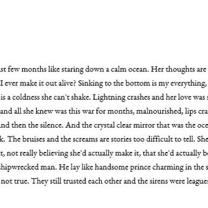 Pu&ograve; includere: Un'immagine in bianco e nero di una donna in piedi su una spiaggia che guarda l'oceano. Il testo "Shipwrecked" &egrave; nella parte superiore dell'immagine.