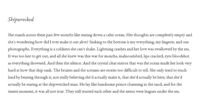 Pu&ograve; includere: Un'immagine in bianco e nero di una donna in piedi su una spiaggia che guarda l'oceano. Il testo "Shipwrecked" &egrave; nella parte superiore dell'immagine.